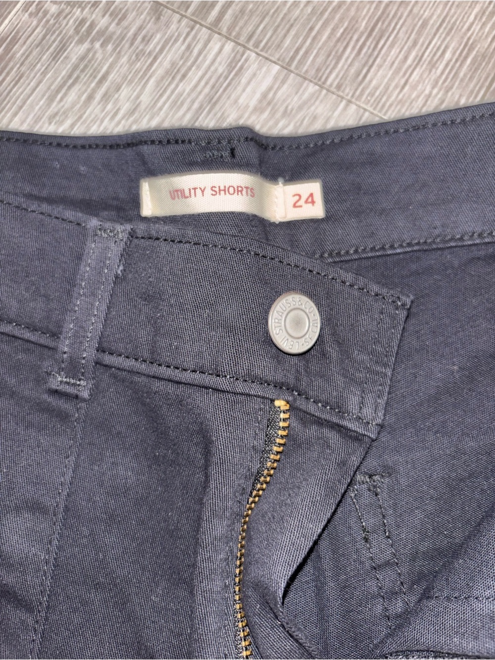 Levi’s Utility Shorts - Picture 3 of 3